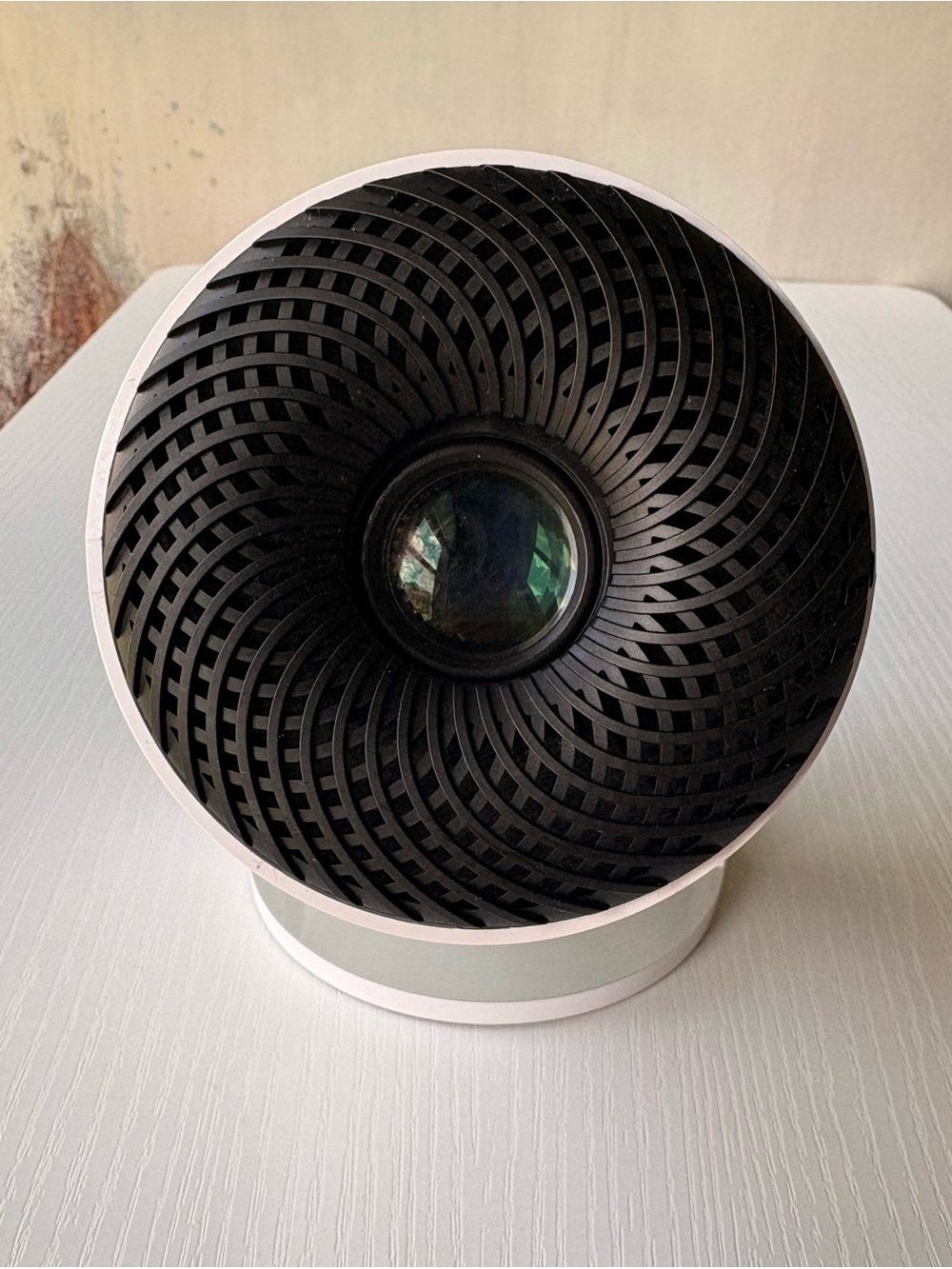 Tecaki.-Black Spiral Reflector with White Base